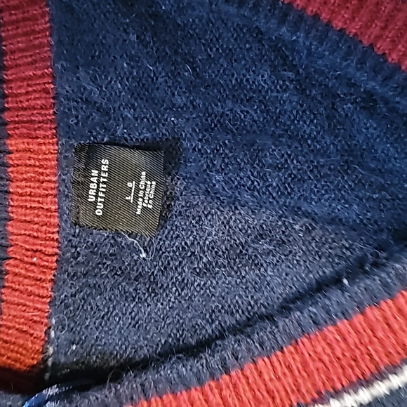 Sweaters. - Picture 3 of 7